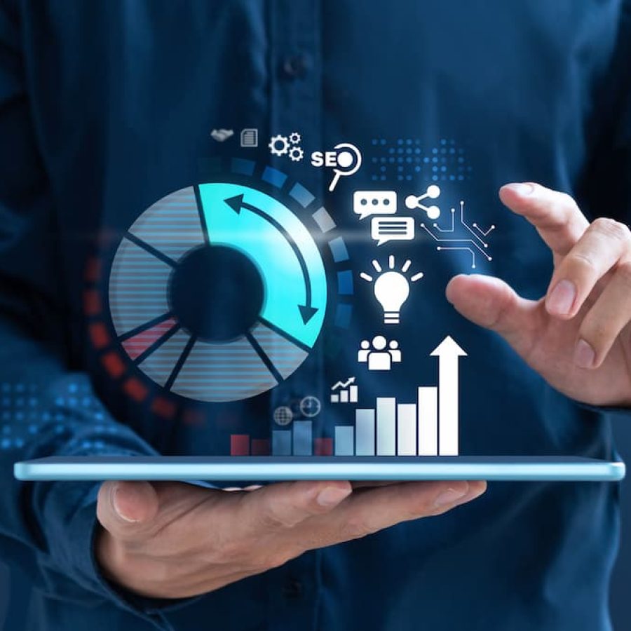 empresario-diseno-digital-muestra-aumento-grafico-mercado-1